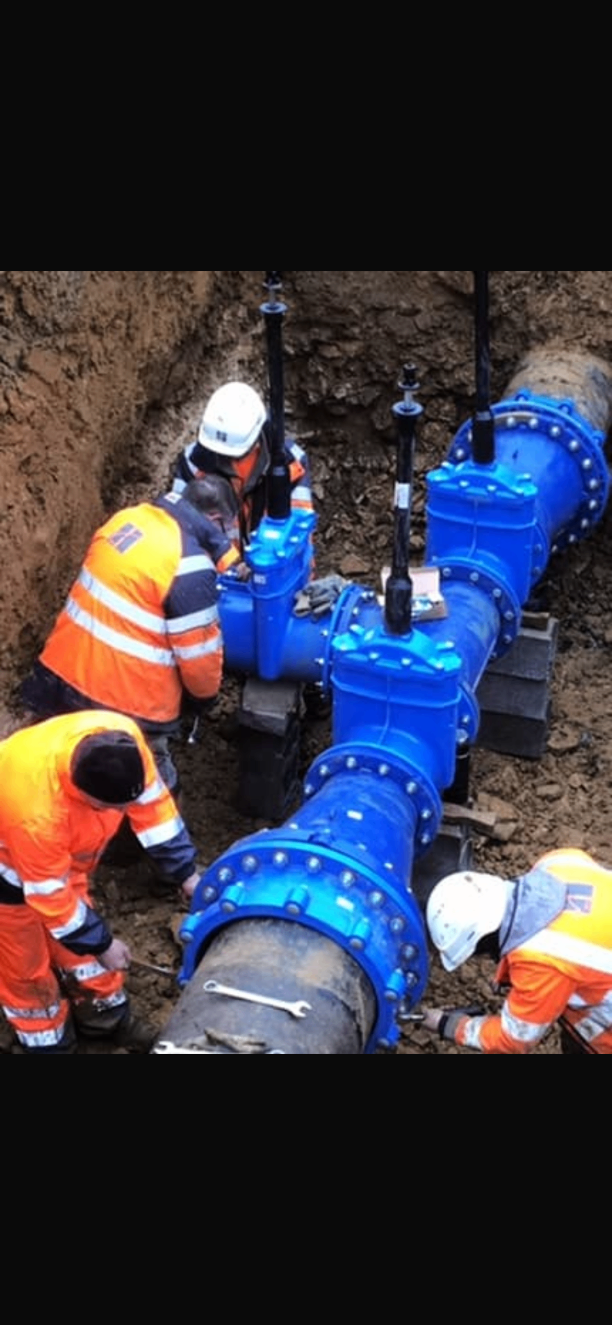 Équipe Electro Ahrouda posant une conduite d'eau potable en tranchée